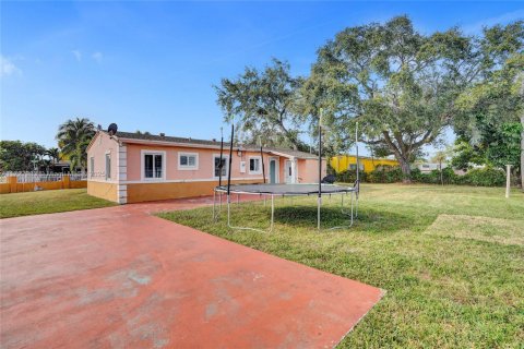 House in Miami Gardens, Florida 4 bedrooms, 111.48 sq.m. № 1858544 - photo 11