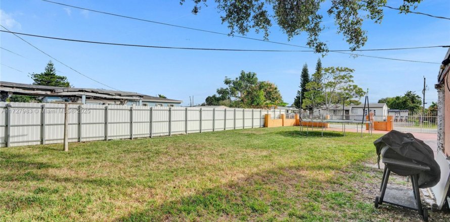 House in Miami Gardens, Florida 4 bedrooms, 111.48 sq.m. № 1858544