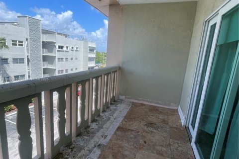 Condominio en alquiler en Hallandale Beach, Florida, 2 dormitorios, 85.47 m2 № 1928365 - foto 16