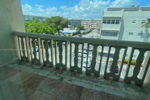 Condominio en alquiler en Hallandale Beach, Florida, 2 dormitorios, 85.47 m2 № 1928365 - foto 17