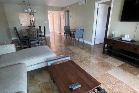 Condominio en alquiler en Hallandale Beach, Florida, 2 dormitorios, 85.47 m2 № 1928365 - foto 1
