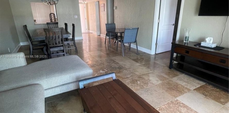 Condominio en Hallandale Beach, Florida, 2 dormitorios № 1928365