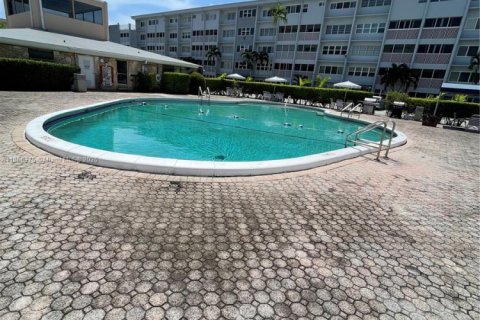 Condominio en alquiler en Hallandale Beach, Florida, 2 dormitorios, 85.47 m2 № 1928365 - foto 18