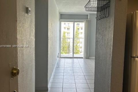Condo in Miami, Florida, 1 bedroom  № 2044713 - photo 2