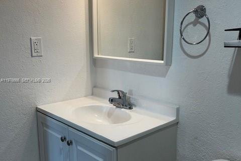 Condo in Miami, Florida, 1 bedroom  № 2044713 - photo 9