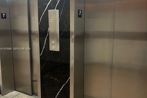 Condo in Miami, Florida, 1 bedroom  № 2044713 - photo 1