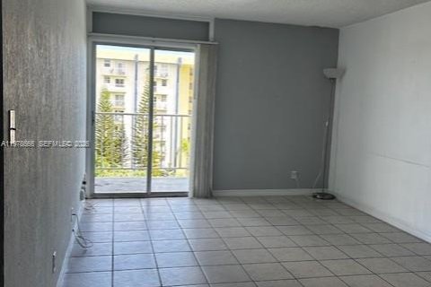 Condo in Miami, Florida, 1 bedroom  № 2044713 - photo 3