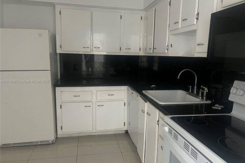 Condo in Miami Beach, Florida, 2 bedrooms  № 1779689 - photo 9