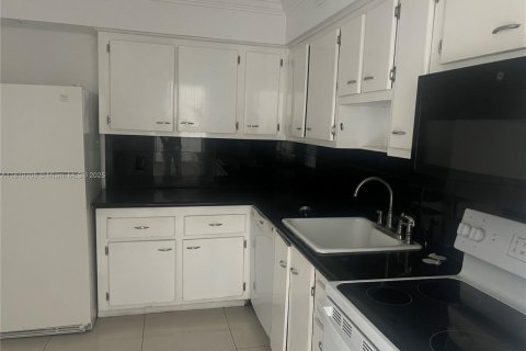 Condo in Miami Beach, Florida, 2 bedrooms  № 1779689 - photo 8