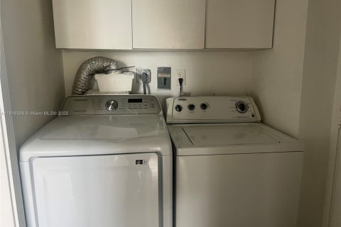 Condo in Miami Beach, Florida, 2 bedrooms  № 1779689 - photo 13