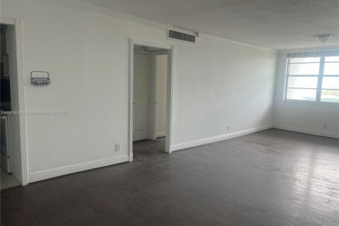 Condo in Miami Beach, Florida, 2 bedrooms  № 1779689 - photo 11