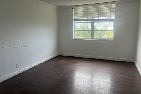 Condo in Miami Beach, Florida, 2 bedrooms  № 1779689 - photo 10