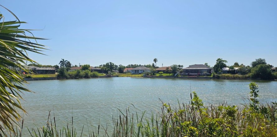 Terrain à Cape Coral, Floride № 1935532