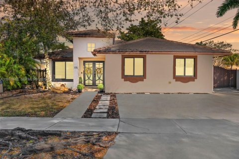 House in Miami, Florida 4 bedrooms, 152.55 sq.m. № 2040574