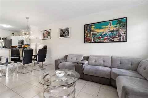 Купить таунхаус в Майами, Флорида 2 спальни, 104.98м2, № 2045500 - фото 2