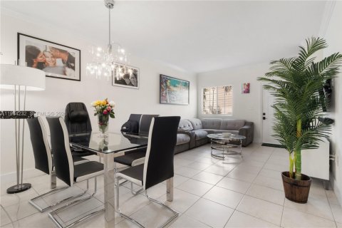 Купить таунхаус в Майами, Флорида 2 спальни, 104.98м2, № 2045500 - фото 4