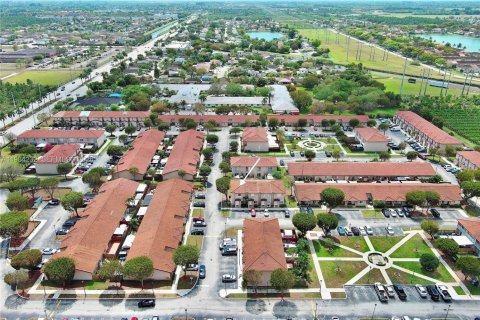 Купить таунхаус в Майами, Флорида 2 спальни, 104.98м2, № 2045500 - фото 23