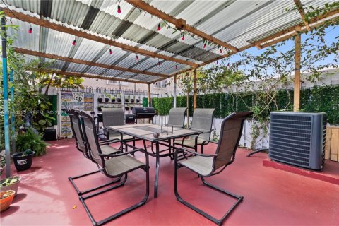 Купить таунхаус в Майами, Флорида 2 спальни, 104.98м2, № 2045500 - фото 20
