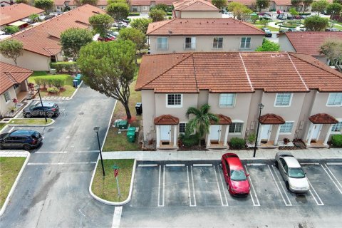 Купить таунхаус в Майами, Флорида 2 спальни, 104.98м2, № 2045500 - фото 26