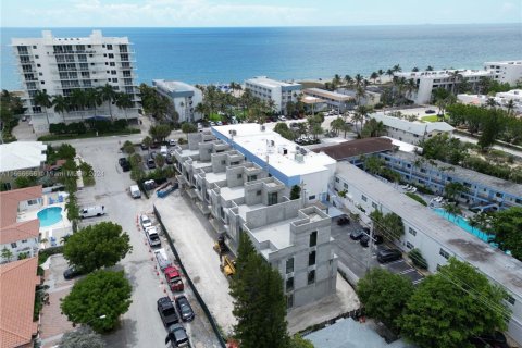 Townhouse in Pompano Beach, Florida 3 bedrooms № 1984915 - photo 1