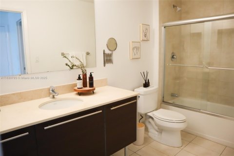 Condo in Miami, Florida, 2 bedrooms  № 1933963 - photo 9