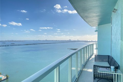 Condo in Miami, Florida, 2 bedrooms  № 1933963 - photo 1