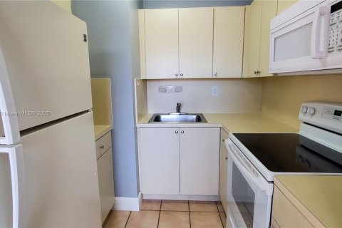 Condominio en alquiler en Hialeah, Florida, 2 dormitorios, 77.11 m2 № 1942062 - foto 3