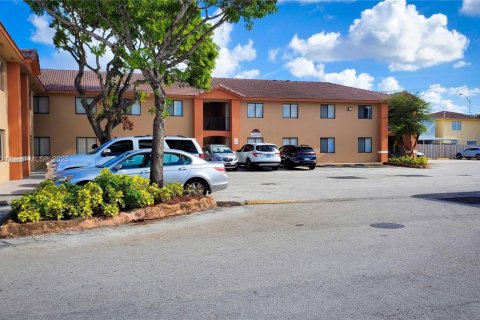 Condominio en alquiler en Hialeah, Florida, 2 dormitorios, 77.11 m2 № 1942062 - foto 1