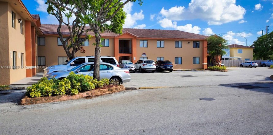 Condominio en Hialeah, Florida, 2 dormitorios № 1942062