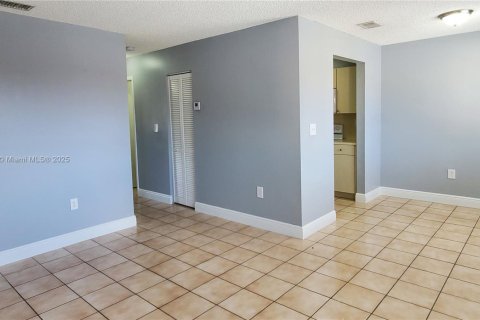 Condominio en alquiler en Hialeah, Florida, 2 dormitorios, 77.11 m2 № 1942062 - foto 8