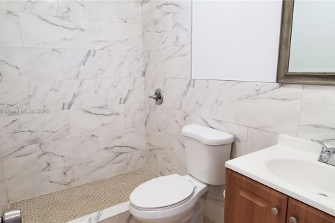 Condominio en alquiler en Hialeah, Florida, 2 dormitorios, 77.11 m2 № 1942062 - foto 10
