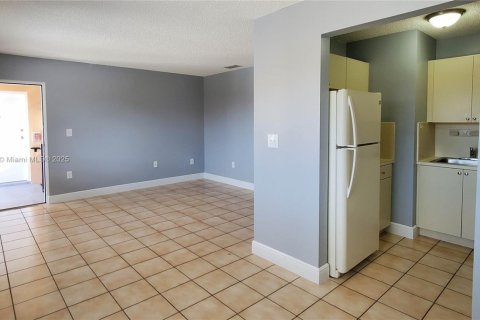 Condominio en alquiler en Hialeah, Florida, 2 dormitorios, 77.11 m2 № 1942062 - foto 2