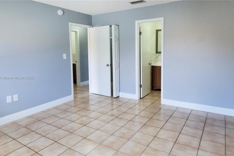 Condominio en alquiler en Hialeah, Florida, 2 dormitorios, 77.11 m2 № 1942062 - foto 5