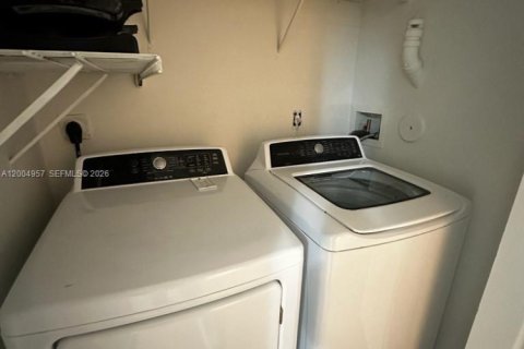 Townhouse in Dania Beach, Florida 3 bedrooms, 130.99 sq.m. № 2068998 - photo 10