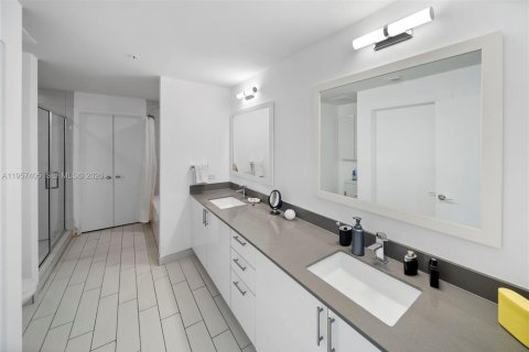 Condominio en venta en Miami, Florida, 1 dormitorio, 76.92 m2 № 2029071 - foto 9