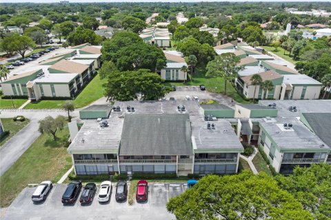 Condo in Coral Springs, Florida, 2 bedrooms  № 1890794 - photo 17