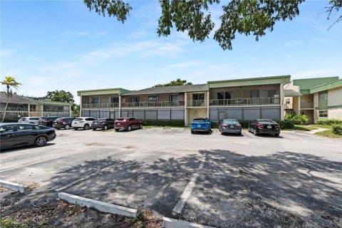 Condo in Coral Springs, Florida, 2 bedrooms  № 1890794 - photo 1