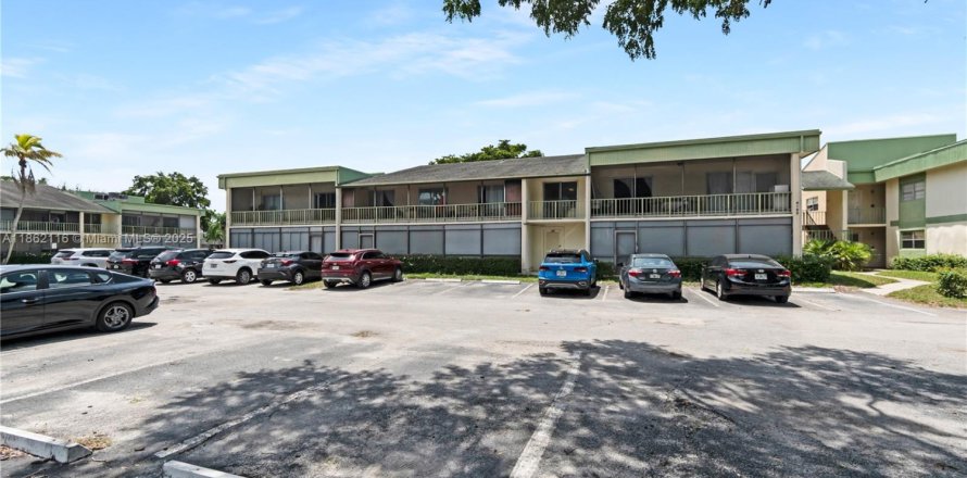 Condo in Coral Springs, Florida, 2 bedrooms № 1890794