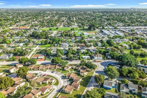 House in Miami, Florida 2 bedrooms, 85.84 sq.m. № 1928140 - photo 4