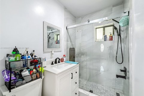 House in Miami, Florida 2 bedrooms, 85.84 sq.m. № 1928140 - photo 28