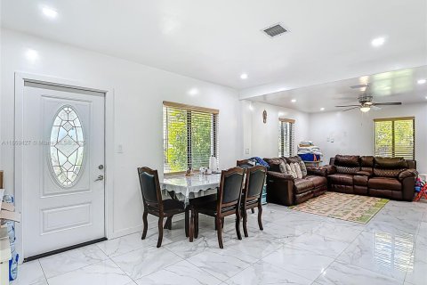 House in Miami, Florida 2 bedrooms, 85.84 sq.m. № 1928140 - photo 12