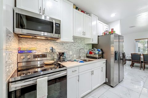 House in Miami, Florida 2 bedrooms, 85.84 sq.m. № 1928140 - photo 20