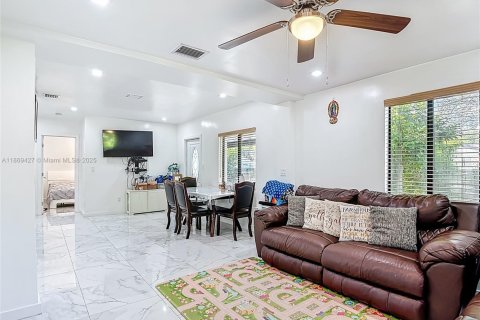House in Miami, Florida 2 bedrooms, 85.84 sq.m. № 1928140 - photo 18