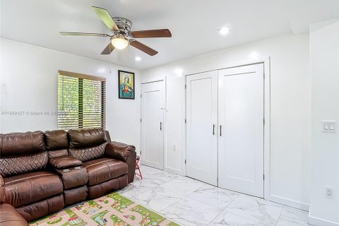 House in Miami, Florida 2 bedrooms, 85.84 sq.m. № 1928140 - photo 16