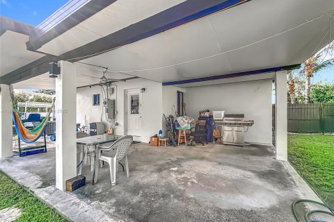 House in Miami, Florida 2 bedrooms, 85.84 sq.m. № 1928140 - photo 30