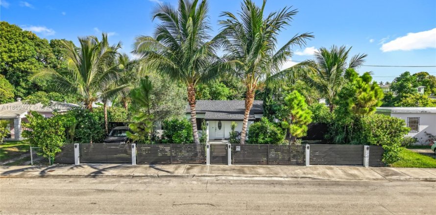 House in Miami, Florida 2 bedrooms, 85.84 sq.m. № 1928140