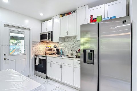 House in Miami, Florida 2 bedrooms, 85.84 sq.m. № 1928140 - photo 19