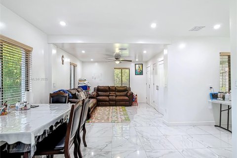 House in Miami, Florida 2 bedrooms, 85.84 sq.m. № 1928140 - photo 11