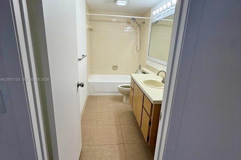 Снять в аренду таунхаус в Уэст-Палм-Бич, Флорида 2 спальни, 119.66м2, № 2065211 - фото 8