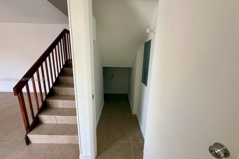 Снять в аренду таунхаус в Уэст-Палм-Бич, Флорида 2 спальни, 119.66м2, № 2065211 - фото 3